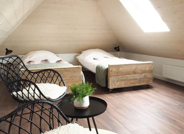 Spielgeraete im Garten des Ferienhauses in Uffelte, Suedwest-Drenthe, ideal fuer Kinder.