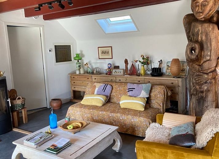 Charmantes Ferienhaus in Uffelte, Suedwest-Drenthe, mit Backsteinfassade und gruener Umgebung.