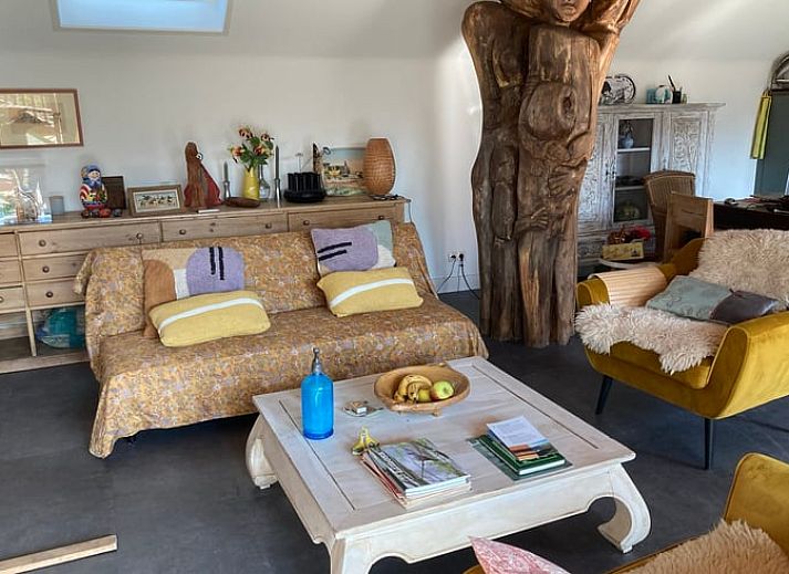 Stilvolles Wohnzimmer im Ferienhaus Uffelte, Suedwest-Drenthe, mit bequemen Sitzgelegenheiten.