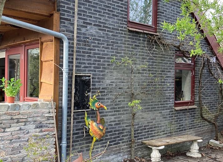 Stilvolles Wohnzimmer im Ferienhaus Uffelte, Suedwest-Drenthe, mit bequemen Sitzgelegenheiten.