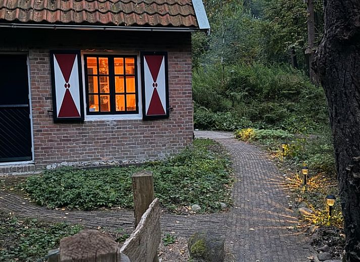 Entspannen Sie sich in einem Aussenpool im Holiday Home in Uffelte, inmitten der ruhigen Waelder von Suedwest-Drenthe.