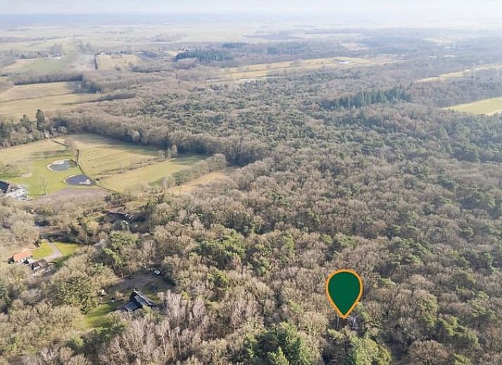 Charmante Fassade des Ferienhauses in Uffelte mit traditionellen Fensterlaeden, gelegen in der ruhigen Landschaft von Drenthe.