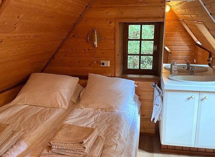 Charmante Fassade des Ferienhauses in Uffelte mit traditionellen Fensterlaeden, gelegen in der ruhigen Landschaft von Drenthe.