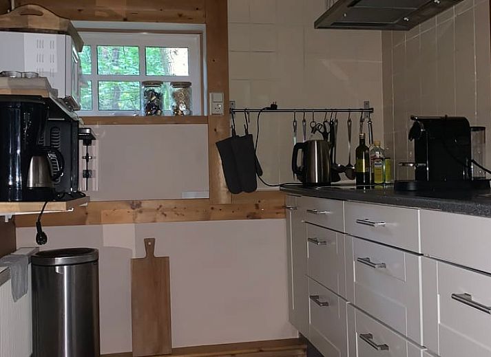 Charmante Fassade des Ferienhauses in Uffelte mit traditionellen Fensterlaeden, gelegen in der ruhigen Landschaft von Drenthe.