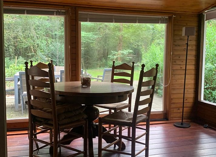 Aussenbereich mit Sitzgelegenheiten im Ferienhaus in Uffelte, ideal fuer einen entspannten Aufenthalt in Drenthe.