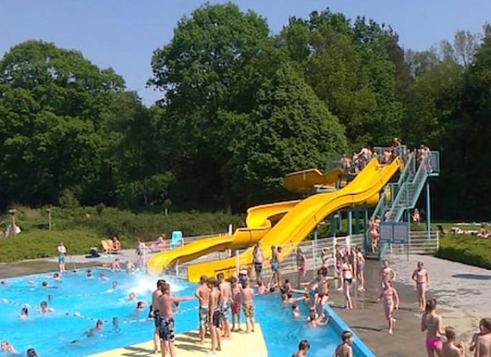 Attraktiver Weg zum Ferienhaus in Uffelte, umgeben von viel Gruen im Herzen von Suedwest-Drenthe.