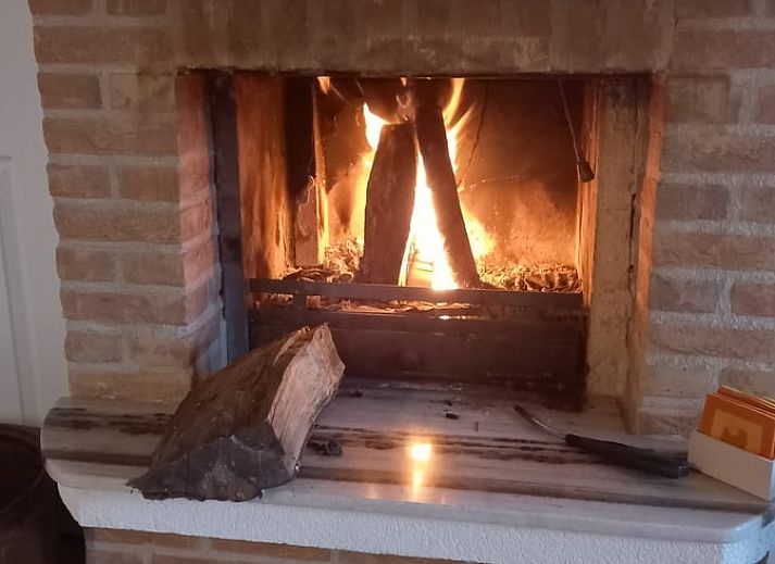 Huisje in Elim, een charmant vakantiehuis in Zuidwest Drenthe, omgeven door serene natuur en een schilderachtig watertje.