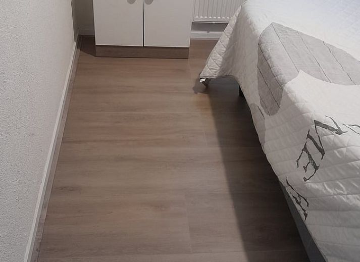 Gezellige woonkamer van Huisje in Elim, vakantiehuis in Elim, Zuidwest Drenthe met comfortabele bank en houten tafel, omgeven door natuur.