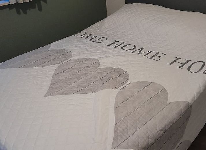 Knusse slaapkamer in Huisje in Elim, vakantiehuis in Elim, Zuidwest Drenthe, met houten bed en gezellige zithoek.