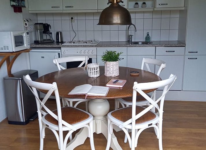 Knusse slaapkamer in Huisje in Elim, vakantiehuis in Elim, Zuidwest Drenthe, met houten bed en gezellige zithoek.