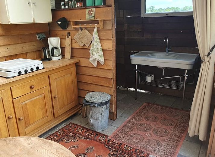 Ruime tuin van Vakantiehuisje in Elim, Zuidwest Drenthe, met picknicktafel en hangmat voor ontspanning.