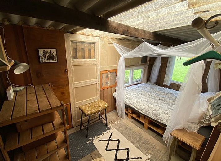 Gezellige buitenkeuken van Vakantiehuisje in Elim, Drenthe, met rustieke houten elementen.