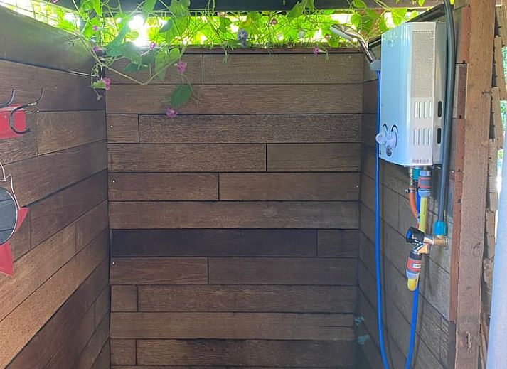 Gezellige buitenkeuken van Vakantiehuisje in Elim, Drenthe, met rustieke houten elementen.