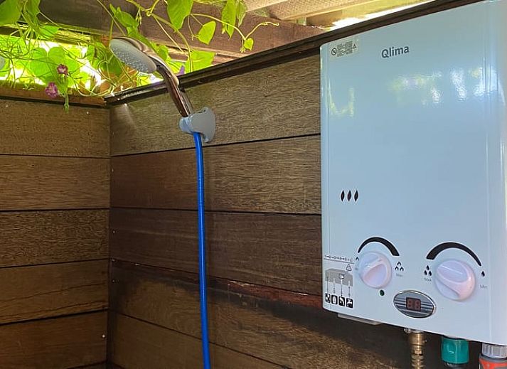 Gezellige buitenkeuken van Vakantiehuisje in Elim, Drenthe, met rustieke houten elementen.