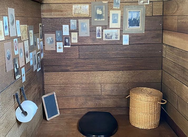 Gezellige buitenkeuken van Vakantiehuisje in Elim, Drenthe, met rustieke houten elementen.