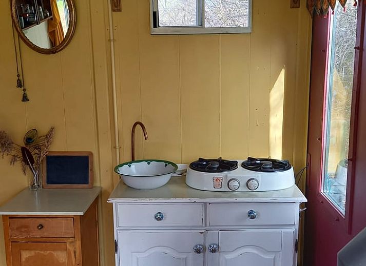 Interieur des Ferienhauses in Elim, Drenthe, mit komfortabler Einrichtung und Blick auf die Natur.