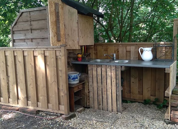 Interieur des Ferienhauses in Elim, Drenthe, mit komfortabler Einrichtung und Blick auf die Natur.