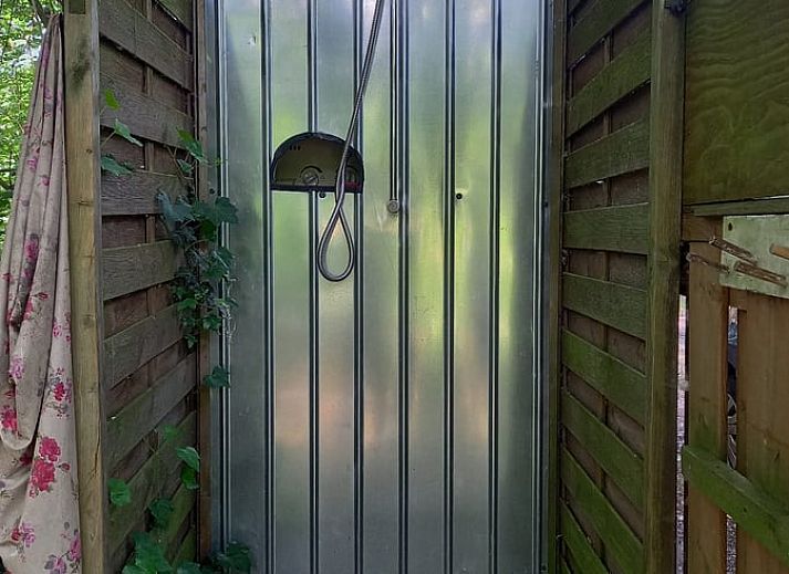 Interieur des Ferienhauses in Elim, Drenthe, mit komfortabler Einrichtung und Blick auf die Natur.