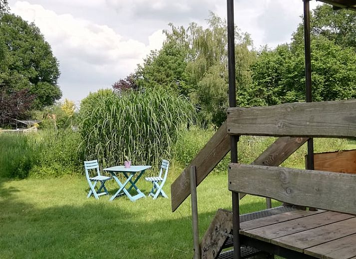 Sfeervolle illustratie bij vakantiehuis in Elim, Drenthe, met een stenen poort en kronkelend pad.