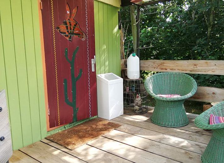 Sfeervolle illustratie bij vakantiehuis in Elim, Drenthe, met een stenen poort en kronkelend pad.