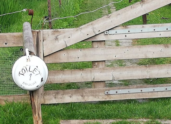 Kleurrijke veranda van vakantiehuis in Elim, Drenthe, met gezellige zitplek en bloempotten.