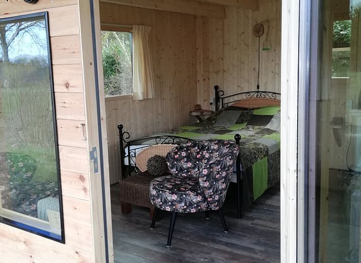 Ferienhaus in Elim mit Veranda am Wasser, umgeben von gruener Natur in Sued-West Drenthe. Perfekt fuer einen erholsamen Aufenthalt.