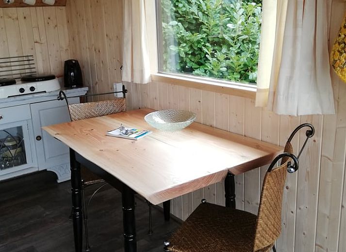 Ferienhaus in Elim mit Veranda am Wasser, umgeben von gruener Natur in Sued-West Drenthe. Perfekt fuer einen erholsamen Aufenthalt.