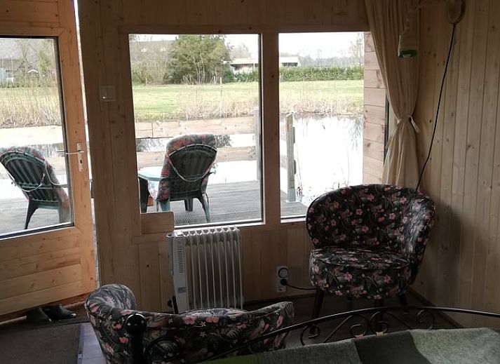 Ferienhaus in Elim mit Veranda am Wasser, umgeben von gruener Natur in Sued-West Drenthe. Perfekt fuer einen erholsamen Aufenthalt.