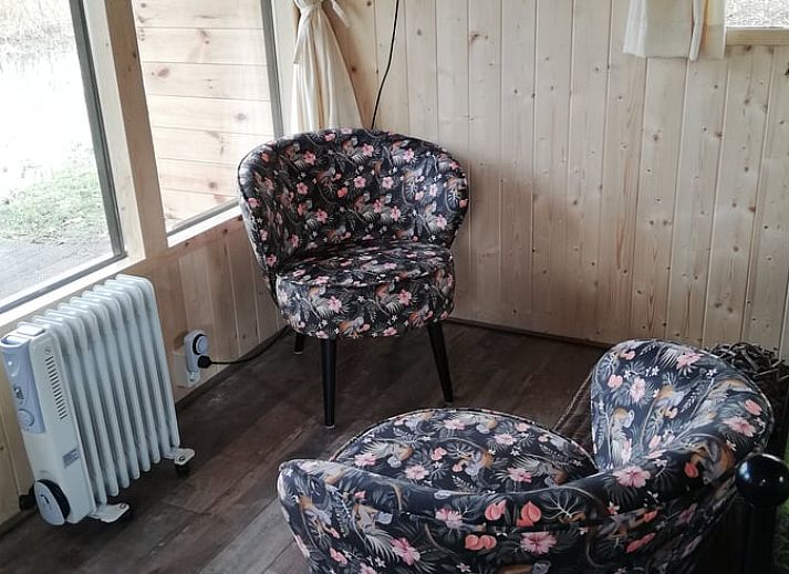 Ferienhaus in Elim mit Veranda am Wasser, umgeben von gruener Natur in Sued-West Drenthe. Perfekt fuer einen erholsamen Aufenthalt.