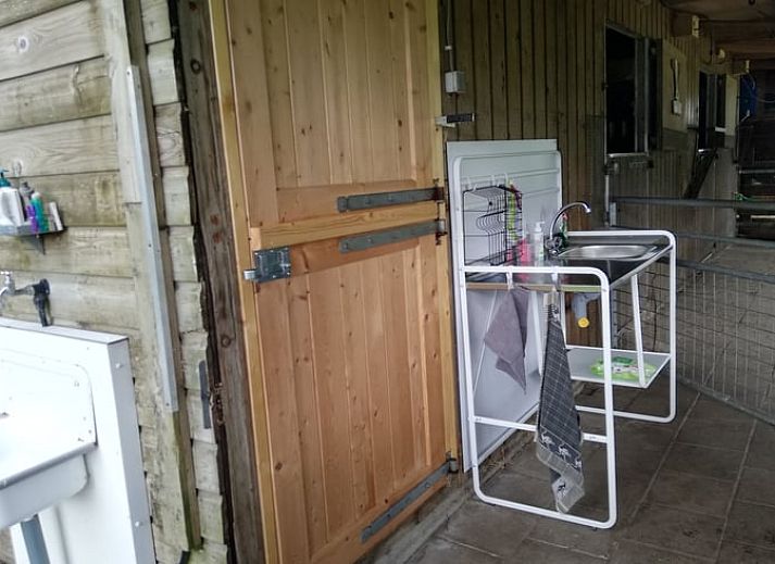 Charmantes Ferienhaus in Elim mit Holzterrasse und gruener Umgebung in Suedwest-Drenthe. Geniessen Sie die natuerliche Schoenheit.