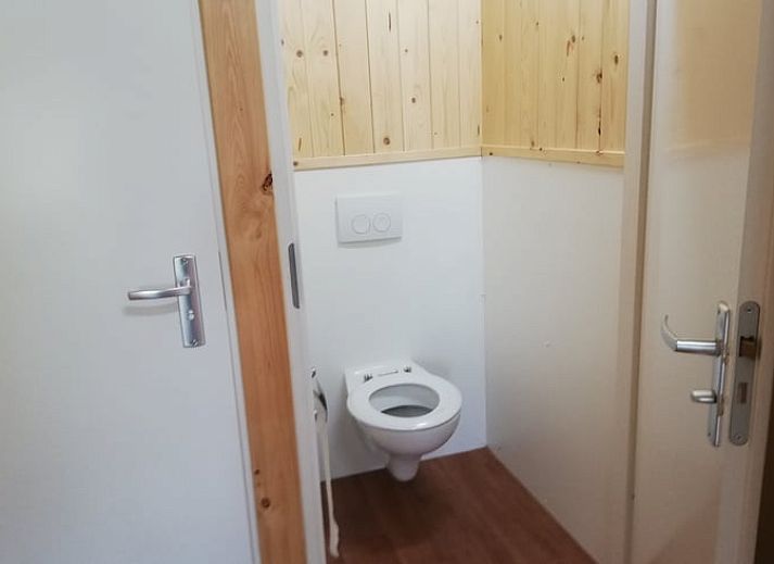 Charmantes Ferienhaus in Elim mit Holzterrasse und gruener Umgebung in Suedwest-Drenthe. Geniessen Sie die natuerliche Schoenheit.