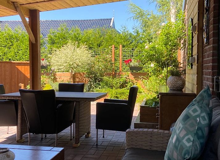 Sfeervolle slaapkamer in Huisje in Elim, vakantiehuis in Elim, Zuidwest Drenthe, met comfortabel tweepersoonsbed en toegang tot terras.