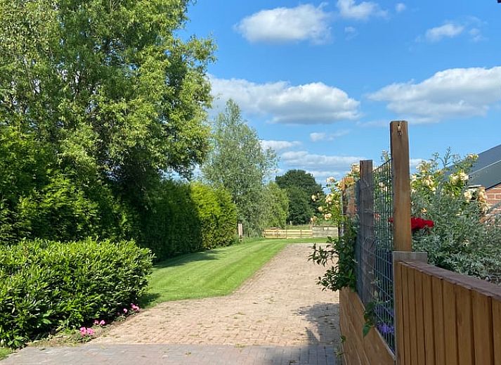 Sfeervolle slaapkamer in Huisje in Elim, vakantiehuis in Elim, Zuidwest Drenthe, met comfortabel tweepersoonsbed en toegang tot terras.