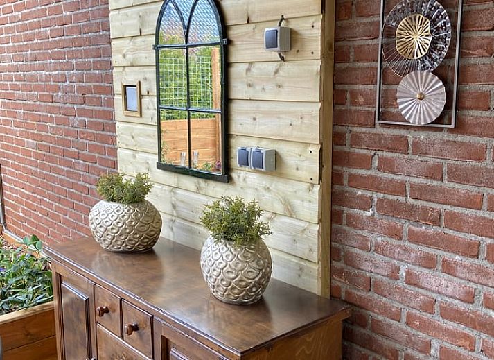 Gezellige veranda bij Huisje in Elim, vakantiehuis in Elim, Zuidwest Drenthe, met comfortabele zitplaatsen en uitzicht op groene tuin.