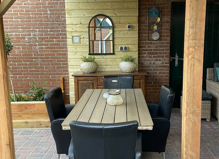 Rustieke tuin bij Huisje in Elim, vakantiehuis in Elim, Zuidwest Drenthe, met weelderige natuur en blauwe lucht op de achtergrond.