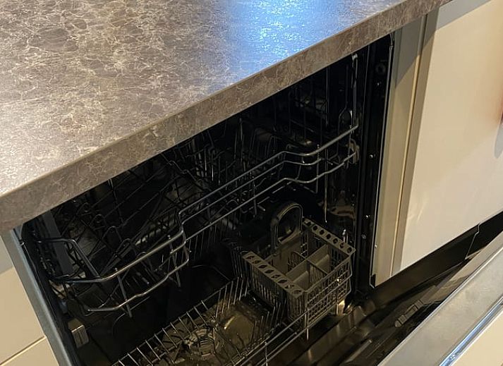 Lichte binnenruimte van Huisje in Elim, vakantiehuis in Elim, Zuidwest Drenthe, met elegant interieur en toegang tot zonnig terras.