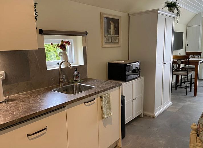 Lichte binnenruimte van Huisje in Elim, vakantiehuis in Elim, Zuidwest Drenthe, met elegant interieur en toegang tot zonnig terras.