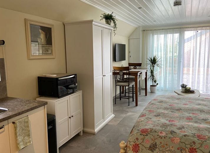 Lichte binnenruimte van Huisje in Elim, vakantiehuis in Elim, Zuidwest Drenthe, met elegant interieur en toegang tot zonnig terras.