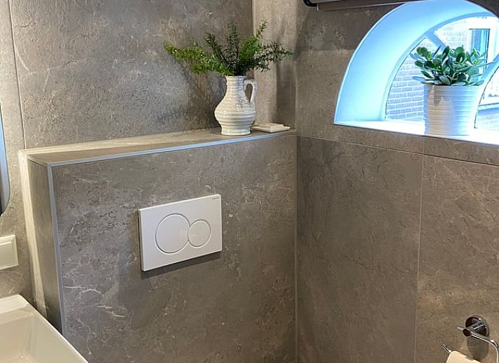 Lichte binnenruimte van Huisje in Elim, vakantiehuis in Elim, Zuidwest Drenthe, met elegant interieur en toegang tot zonnig terras.