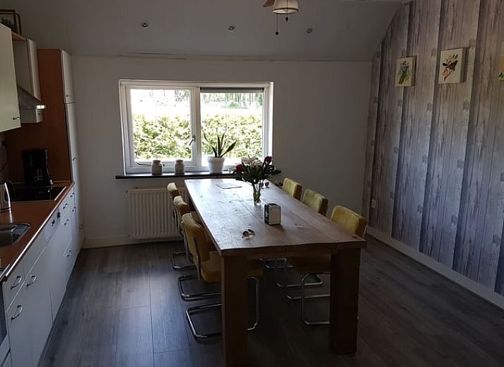 Ferienhaus in Tiendeveen, Drenthe mit gruenem Garten und traditioneller Architektur.