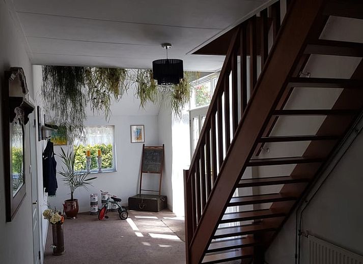 Ferienhaus in Tiendeveen, Drenthe mit gruenem Garten und traditioneller Architektur.