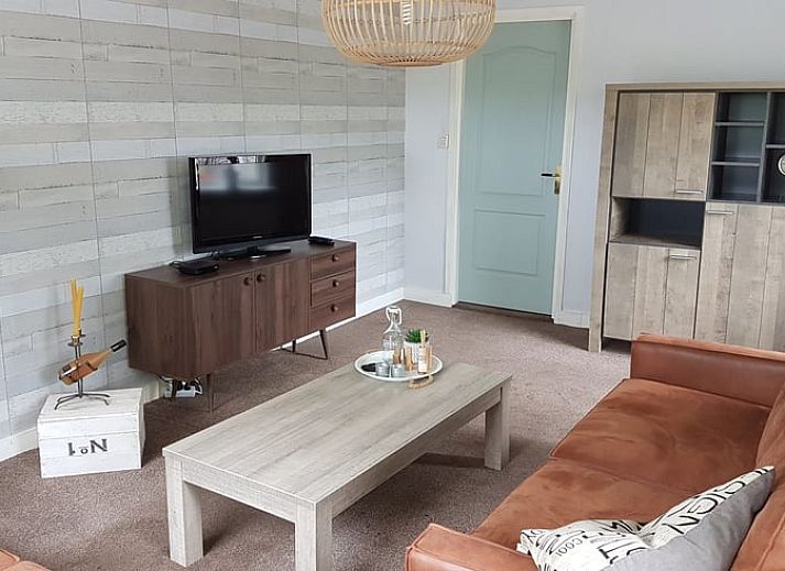 Ferienhaus in Tiendeveen, Drenthe mit gruenem Garten und traditioneller Architektur.