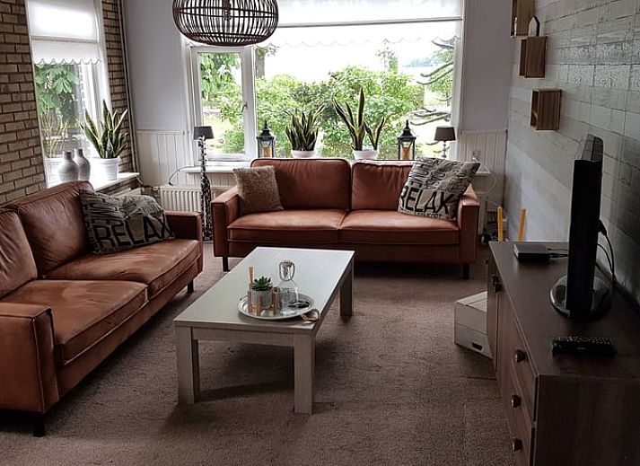 Geraeumige Kueche im Ferienhaus in Tiendeveen, Drenthe mit Holztisch und moderner Einrichtung.