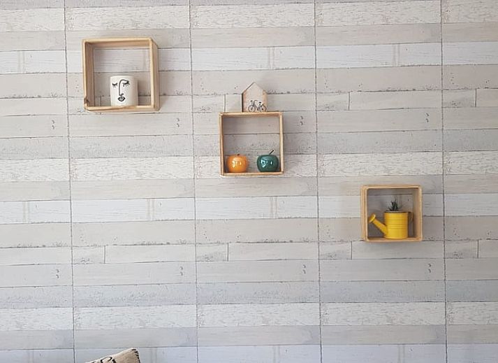 Geraeumige Kueche im Ferienhaus in Tiendeveen, Drenthe mit Holztisch und moderner Einrichtung.