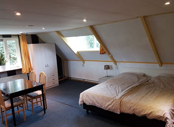 Geraeumige Kueche im Ferienhaus in Tiendeveen, Drenthe mit Holztisch und moderner Einrichtung.