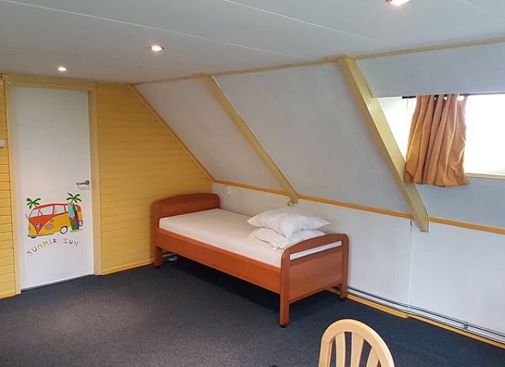 Geraeumige Kueche im Ferienhaus in Tiendeveen, Drenthe mit Holztisch und moderner Einrichtung.