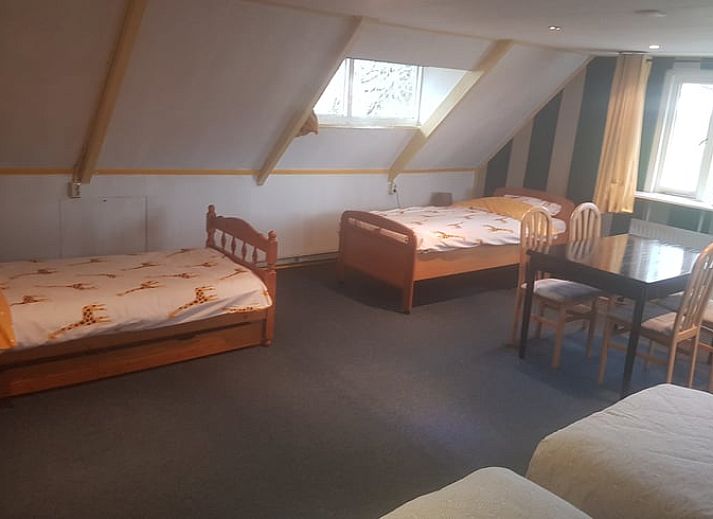 Geraeumige Kueche im Ferienhaus in Tiendeveen, Drenthe mit Holztisch und moderner Einrichtung.
