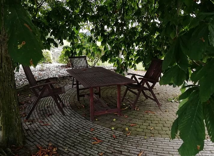 Gemuetliche Essecke im Ferienhaus in Tiendeveen, Drenthe mit Blumen und modernen Kuechengeraeten.