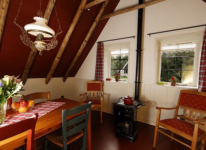 Ferienhaus in Ansen, im Suedwesten von Drenthe, umgeben von viel Gruen und rustikaler Natur.