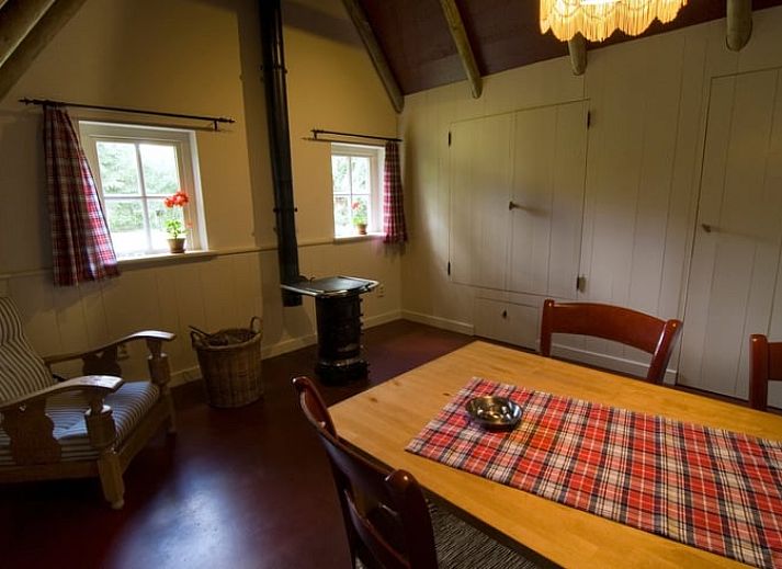 Gemuetliche Terrasse im Ferienhaus in Ansen, Suedwest-Drenthe, umgeben von Natur.